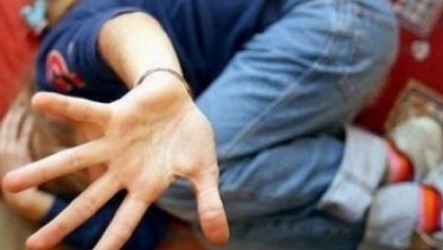 VIDEO. Copil bătut şi umilit de o gaşcă de tineri: "Te rog, lasă-mă, nu mai pot, mă doare!"