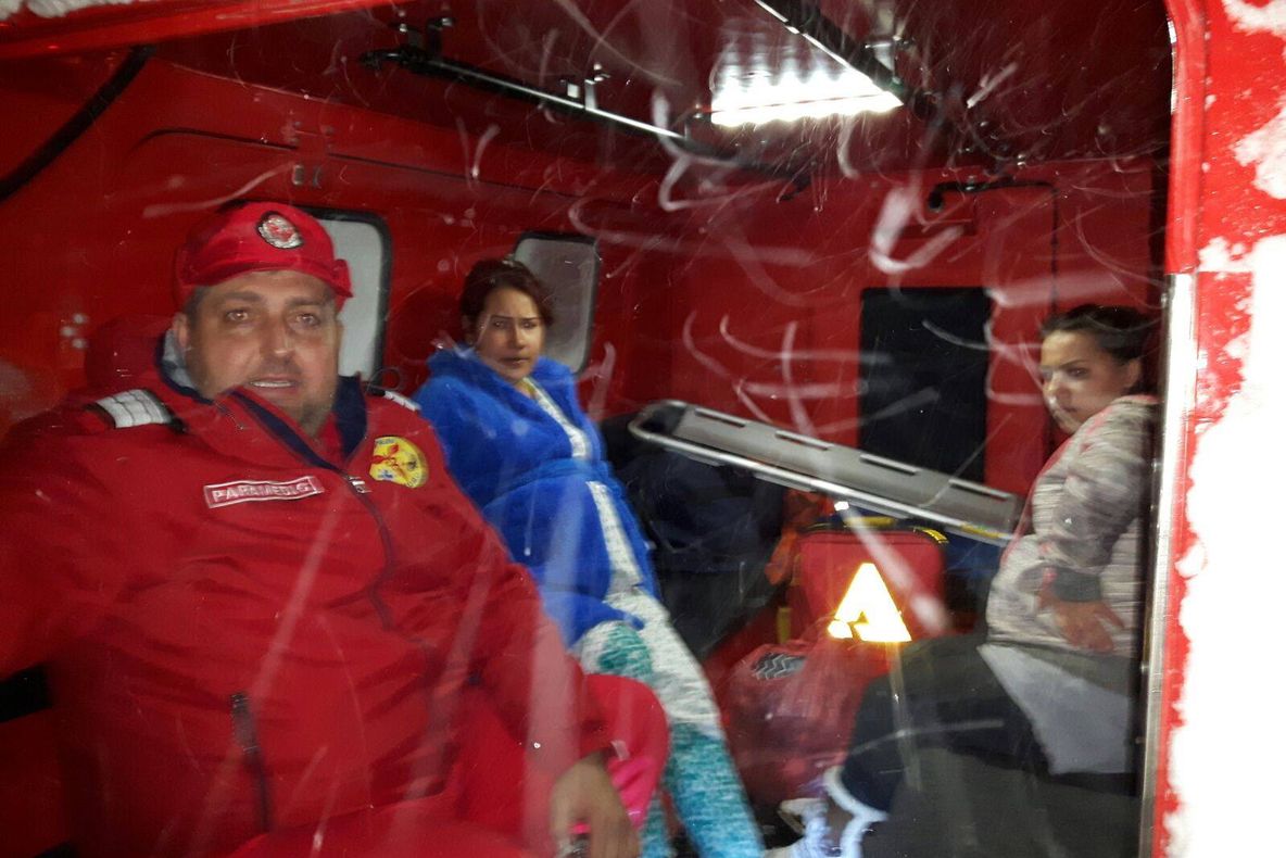 GALERIE FOTO. Băieţelul născut în şenilată. Primele imagini cu nou născutul şi salvatorii săi 