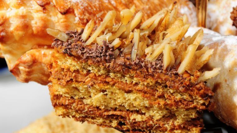 Ce să faci cu resturile de cozonac rămase după sărbători. Reţeta unui tort delicios!