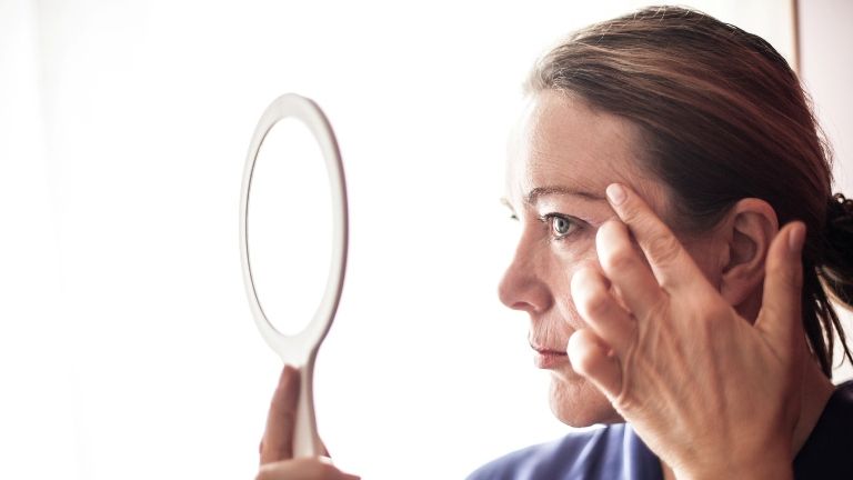 Serul din două ingrediente care te scapă de ridurile din jurul ochilor