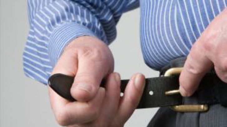 Ce păţeşti dacă îţi strângi prea tare cureaua! Efectele sunt crunte