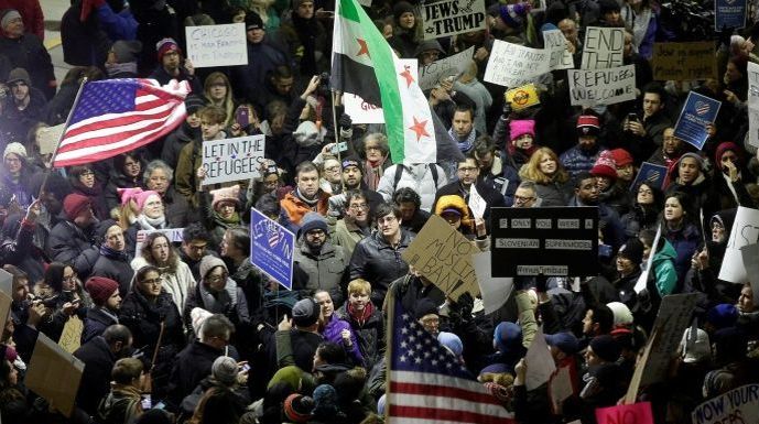 Casa Albă, mic pas înapoi în criza interzicerii migranților. Trump acuză presa și respinge criticile