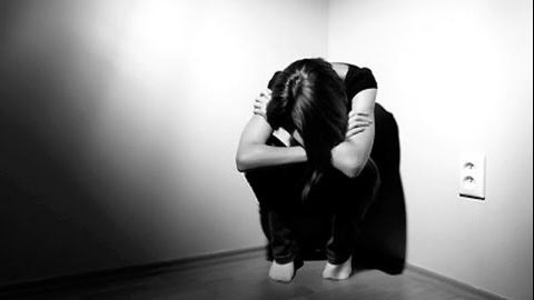 Cum a reacționat o femeie după ce șeful ei a aruncat cu capsatorul în ea? E incredibil