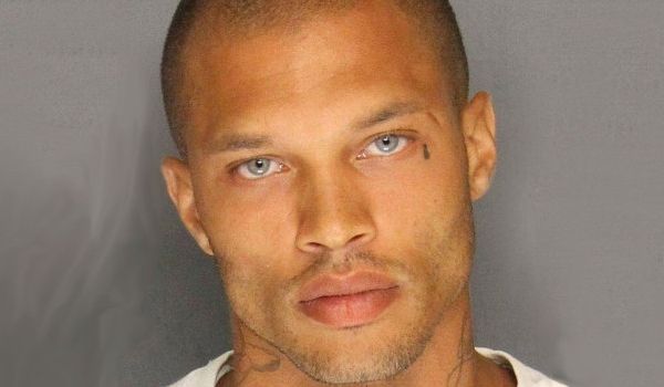 "Cel mai sexy deţinut" a început 2017 în lux, la noua sa vilă şi cu un bolid de 150.000 de dolari