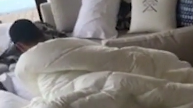 S-au trezit cu un străin în patul lor. Ce le-a spus acesta? Terifiant