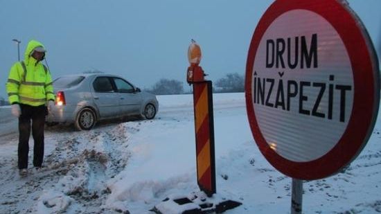 Iar se închid drumurile din cauza viscolului. Anunţul făcut de autorităţi