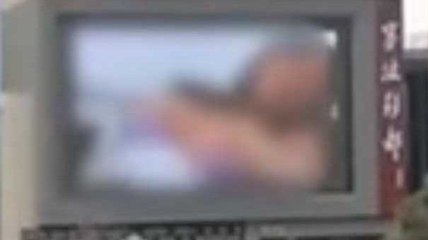 Ce au văzut clienţii unui mall pe ecranul unui televizor? Imaginile au rulat fără întrerupere 