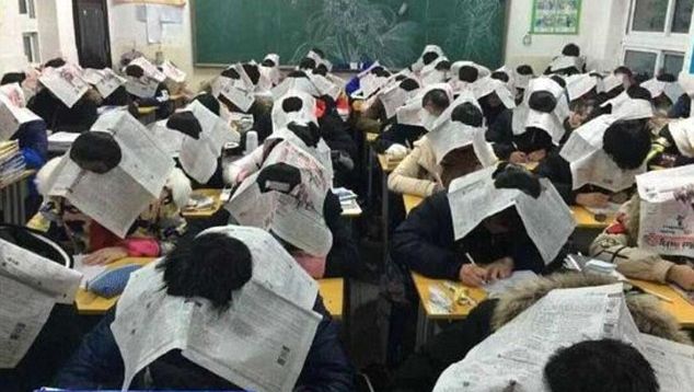 Fotografie şocantă într-o sală de clasă din China. Ce sunt obligaţi elevii să poarte pe cap