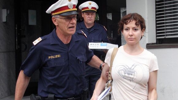 "Asasina cu chip de înger", atât de periculoasă încât va sta într-o închisoare de bărbaţi