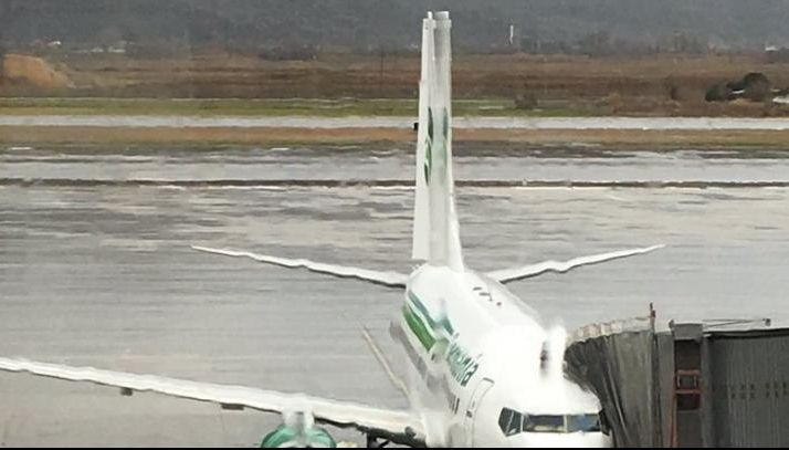 Aproape de tragedie în aer. Avionul unei echipe de fotbal, lovit de fulger