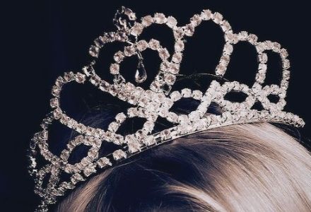 3 zodii de femei desprinse din poveşti. Trebuie tratate ca nişte prinţese