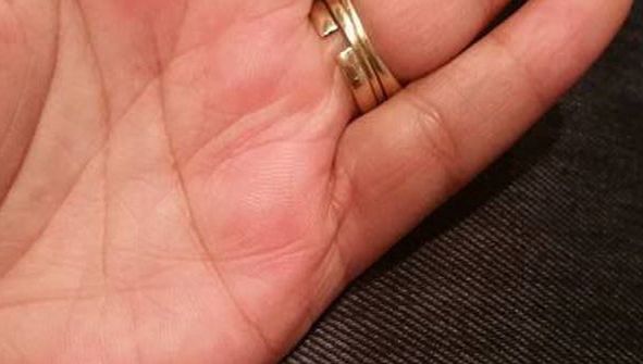 Femeia aceasta are două verighete întregi şi una ruptă! Explicaţia te va lăsa fără cuvinte