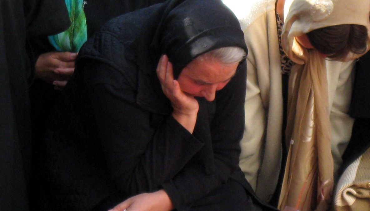 De ce îmbrăcăm haine negre atunci când ținem doliu. Răspunsul uimitor al unui duhovnic