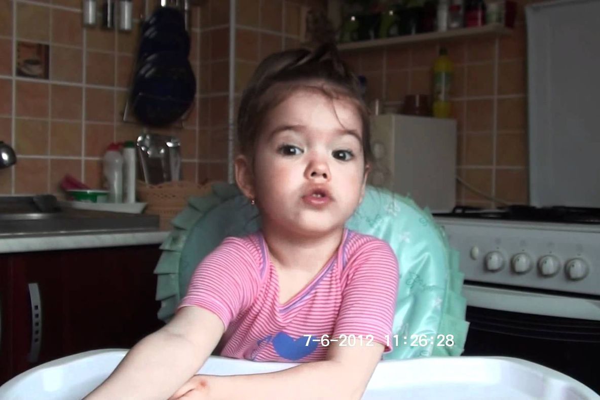 Îţi mai aminteşti de fetiţa care recita perfect Luceafărul la 2 ani şi 10 luni? Iată cum arată acum