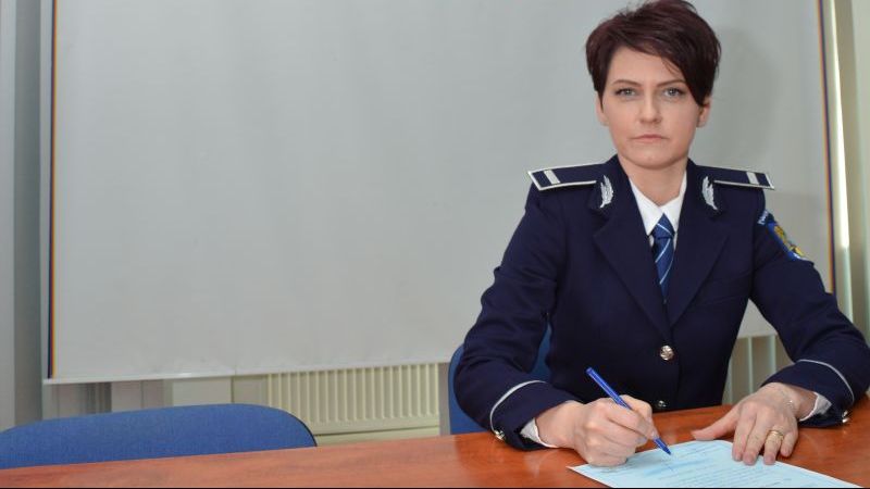 O tânără de 35 de ani a renunţat la funcţia de şef de bancă, ca să lucreze ca poliţist într-o comună