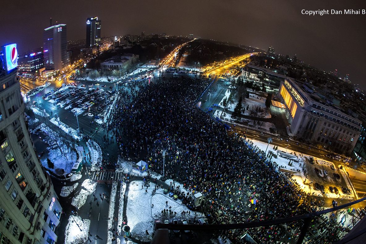 NO COMMENT. Protestul cu 50 000 de oameni pe versurile PINK FLOYD - "Another brick in the Wall"