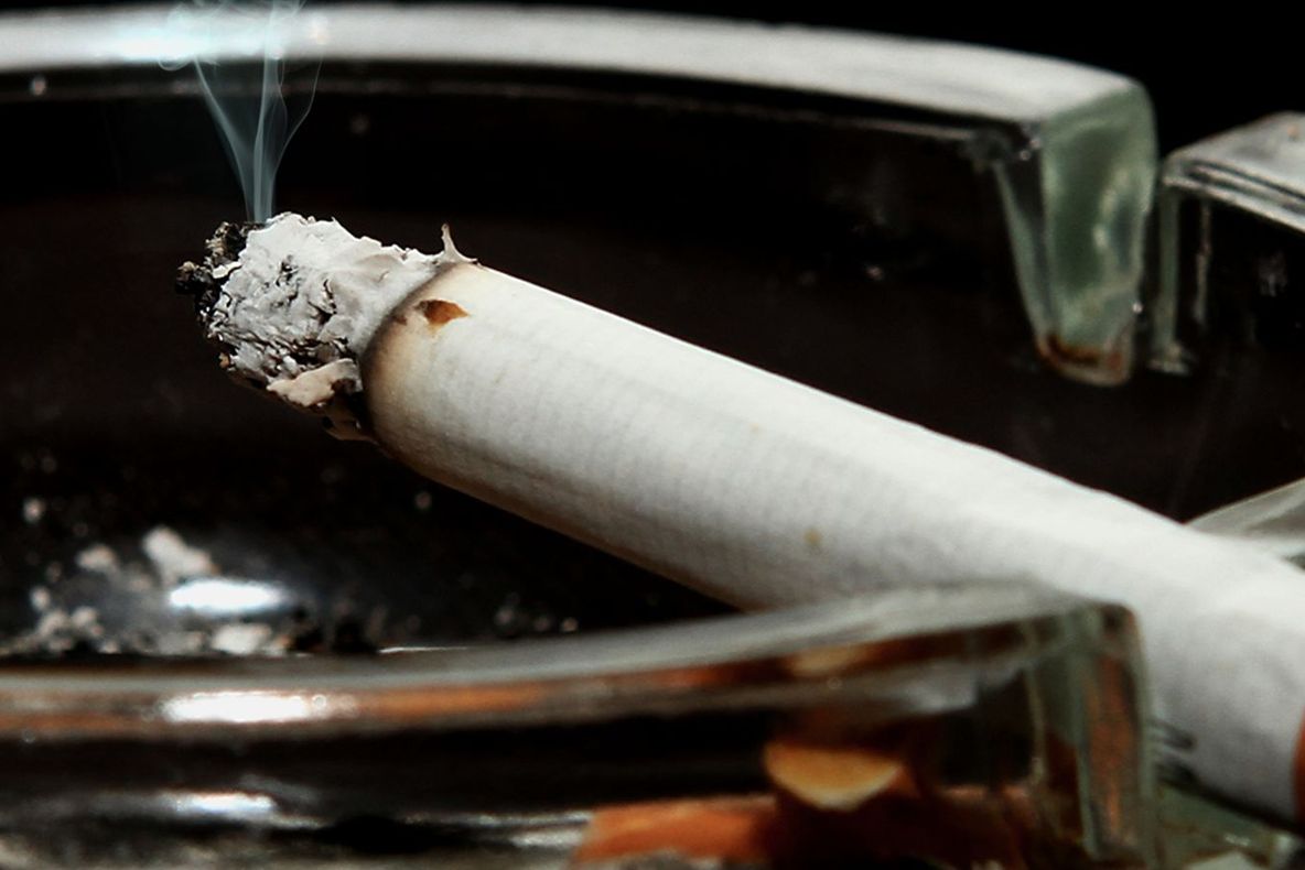 Acest obicei este la fel de dăunător ca fumatul! Milioane de români îl fac zilnic fără să ştie 