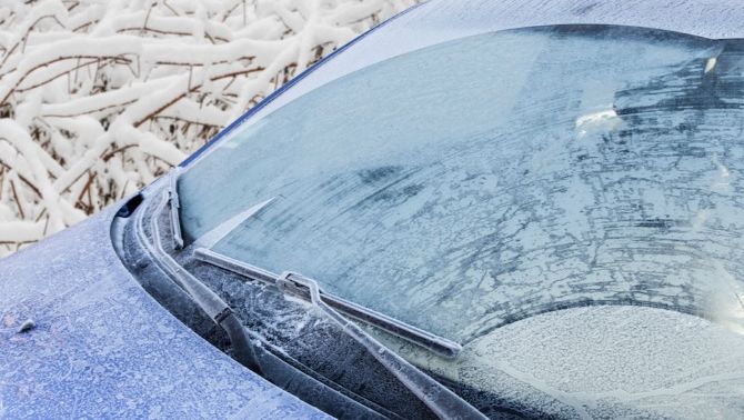 Cum se curăţă GHEAŢA de pe maşină. Soluţia incredibilă recomandată de specialişti