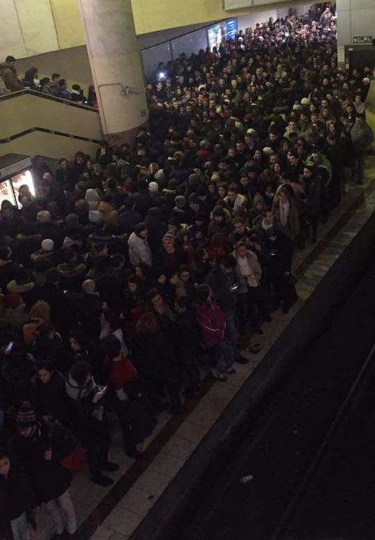 HAOS LA METROU, miercuri dimineaţă. Imagini fabuloase cu staţiile supraaglomerate