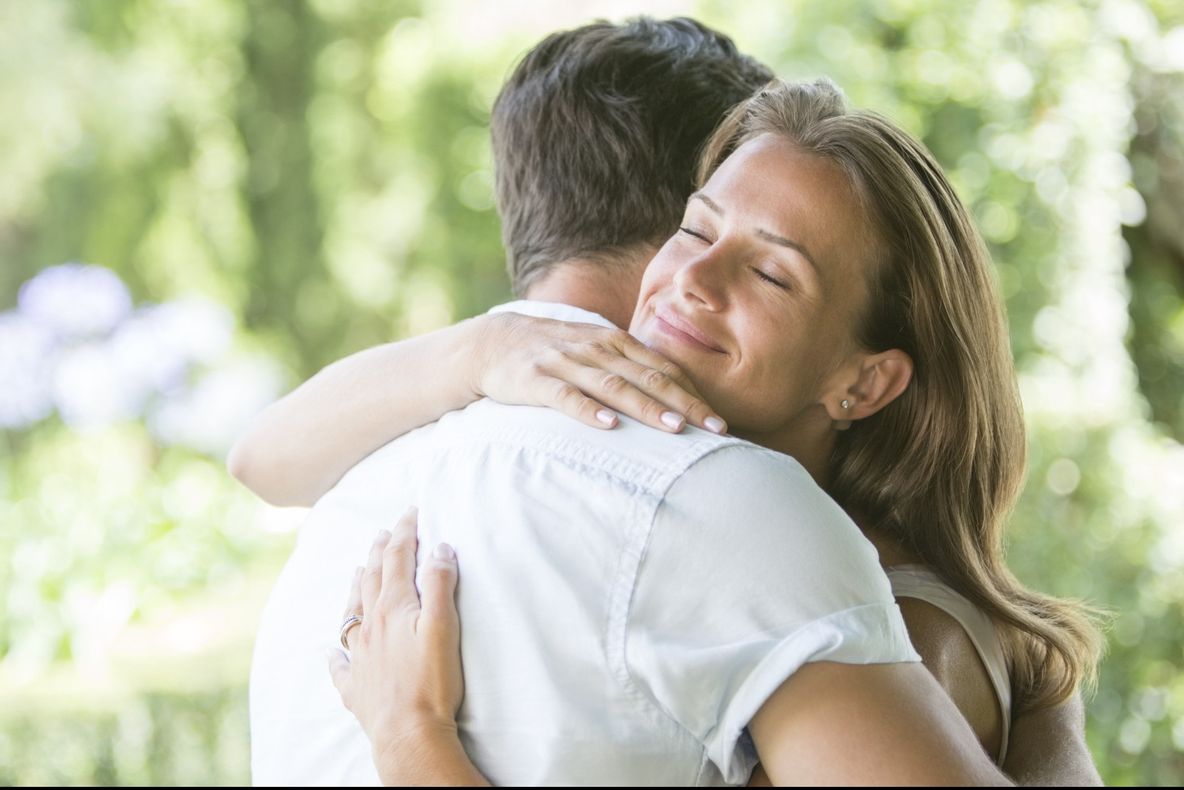 O îmbrățişare pe zi elimină necesitatea unui antidepresiv. Care sunt efectele neștiute