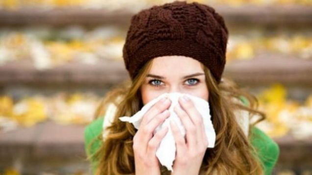 Ce se întâmplă dacă îţi sufli nasul prea des când eşti răcit? Este mai rău decât crezi