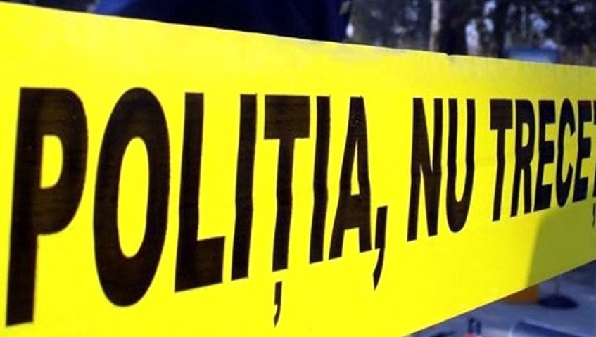 O femeie a fost ucisă în timp ce îşi ţinea fiica de mână