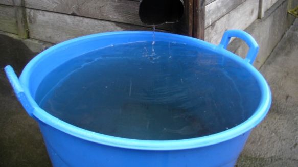 Casă în flăcări, din Argeş, stinsă cu apă cărată cu LIGHEANUL