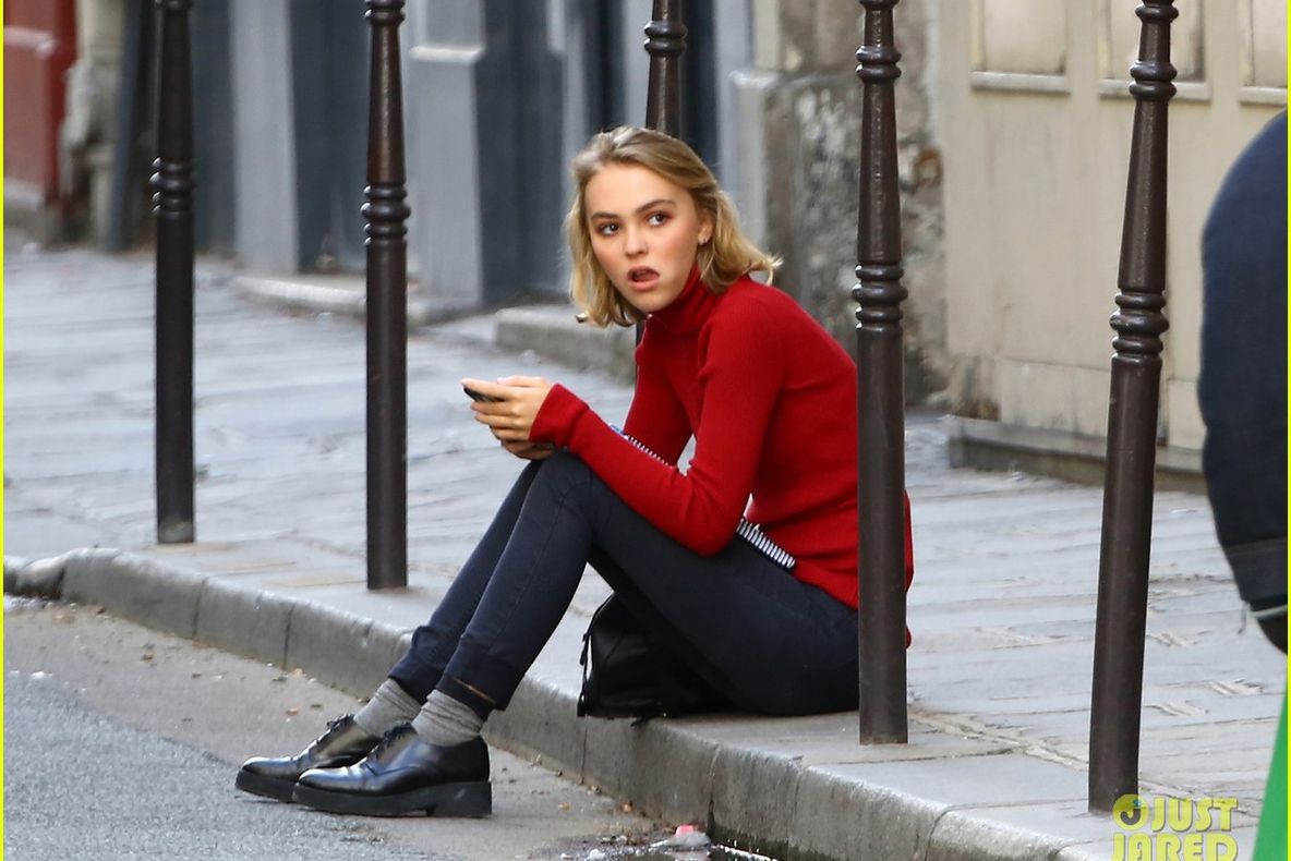 Ce mare s-a făcut Lily-Rose, fiica lui Johnny Depp! A fost vedeta Chanel la o prezentare de modă