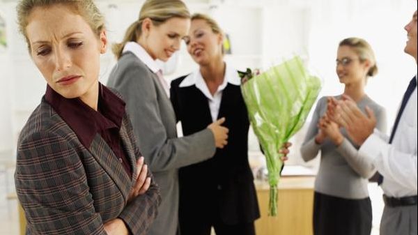 3 obiceiuri de la serviciu care îți pot aduce concedierea