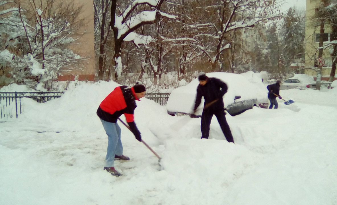Imaginile zilei: Capitala, sub zăpadă. Bucureştenii au ieşit la deszăpezit