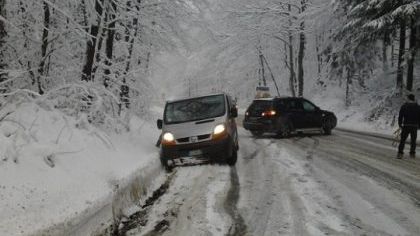 Accident grav la Cheia: o maşină a fost aruncată în râpă. Doi oameni au murit