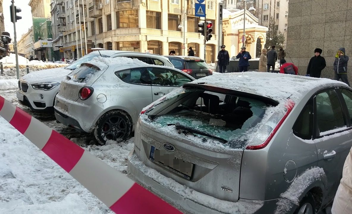 Maşini avariate pe Calea Victoriei, după ce ţurţurii au căzut de pe acoperişul magazinului Victoria