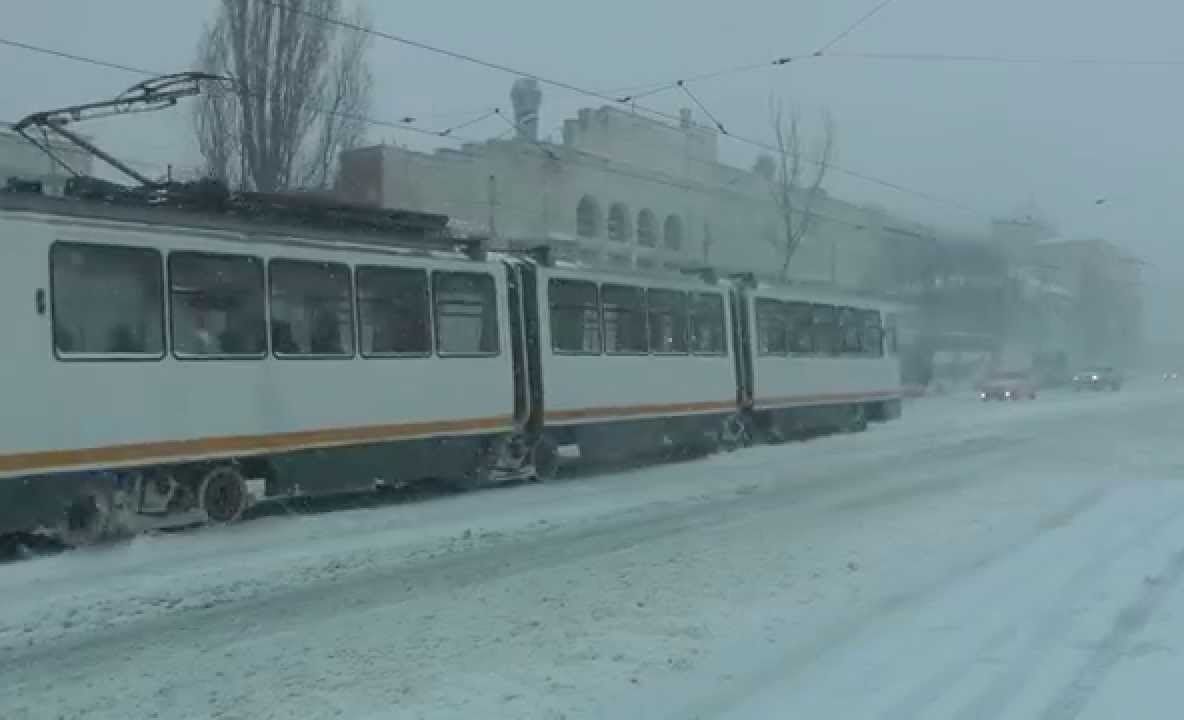 Tramvaiul 32, blocat la primele ore ale diminineţii: O garnitură a deraiat