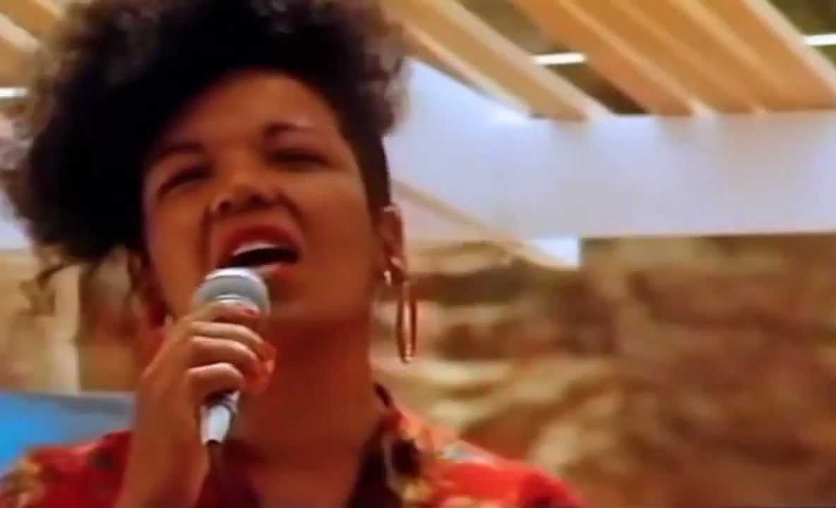 Interpreta hitului Lambada a murit. Loalwa Braz Vieira a fost găsită carbonizată în mașina sa