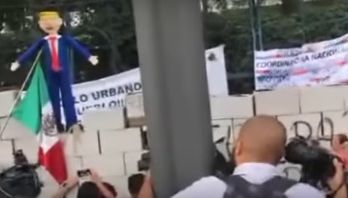 Manifestanţi strânşi la Ciudad de Mexico au dat foc unei efigii a lui Donald Trump