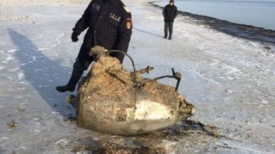 Motor de avion, recuperat din mare, pe plaja de la Mamaia