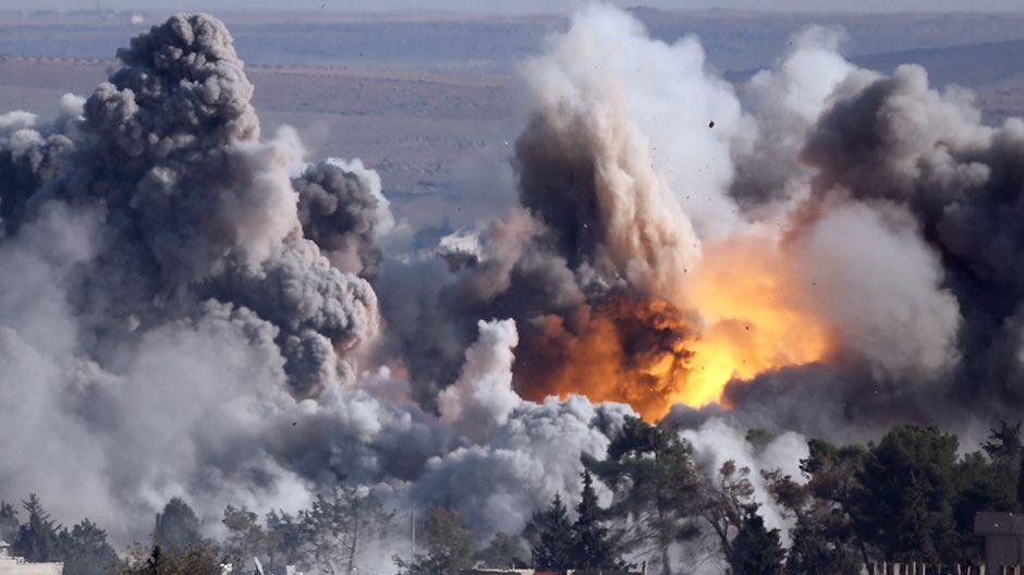 Zeci de oameni ucişi din greşeală de un avion de luptă