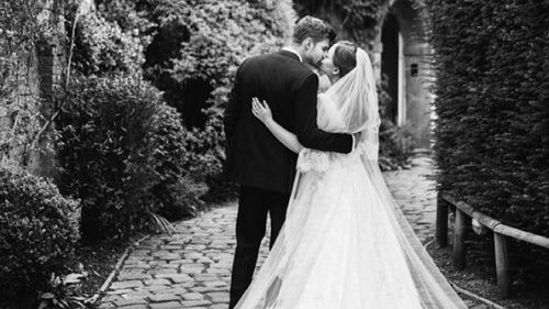 Este căsătorită, dar nu se poate apropia de soţul ei 