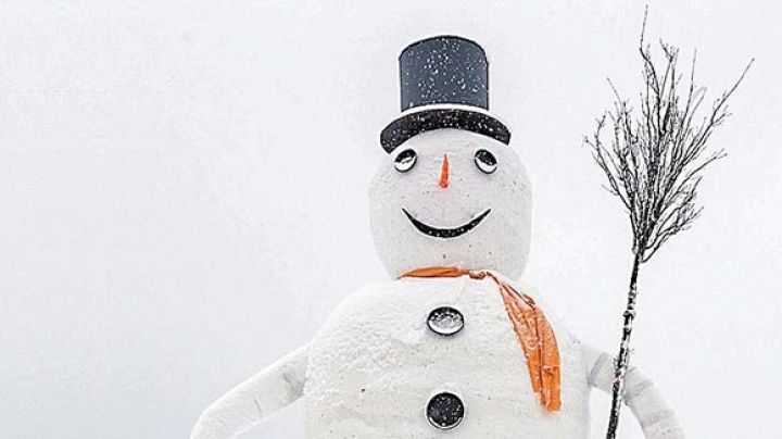 Om de zăpadă URIAŞ, inspirat de Olaf din Frozen. Cine a făcut gigantul de 10 tone