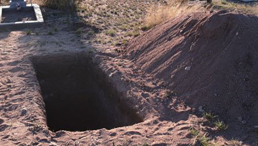 Bătrâna de 80 de ani şi-a dezgropat soţul şi sora la o zi după înmormântare. Unde a dus cadavrele