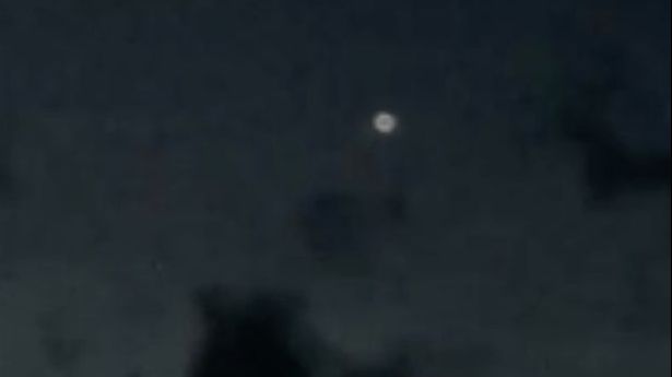 Obiectul ciudat care zboară pe cer, noaptea. Oamenii cred că e OZN