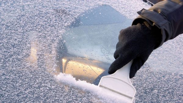 Face minuni! Cel mai eficient truc pentru a scăpa repede de parbrizul îngheța