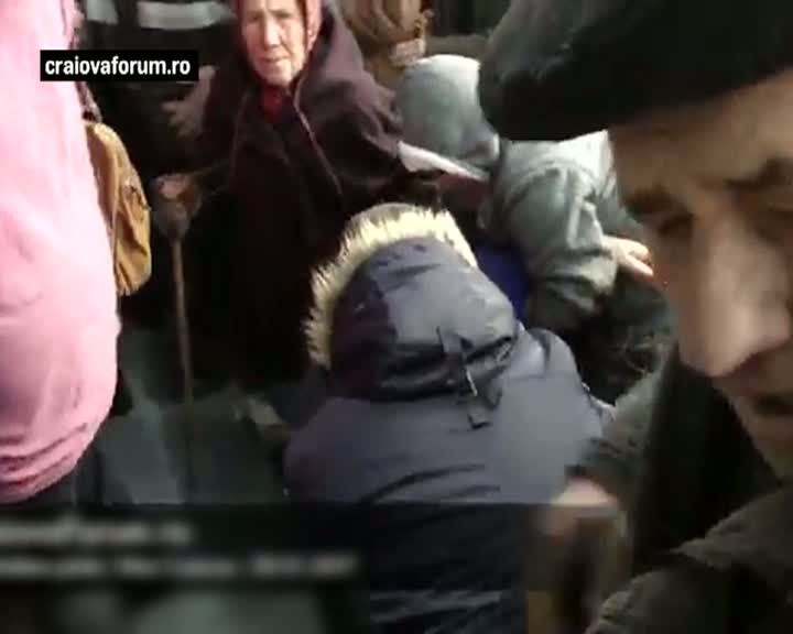 Îmbulzeală şi lupte corp la corp, la Craiova, pentru un voucher de 20 de lei. Imagini greu de privit