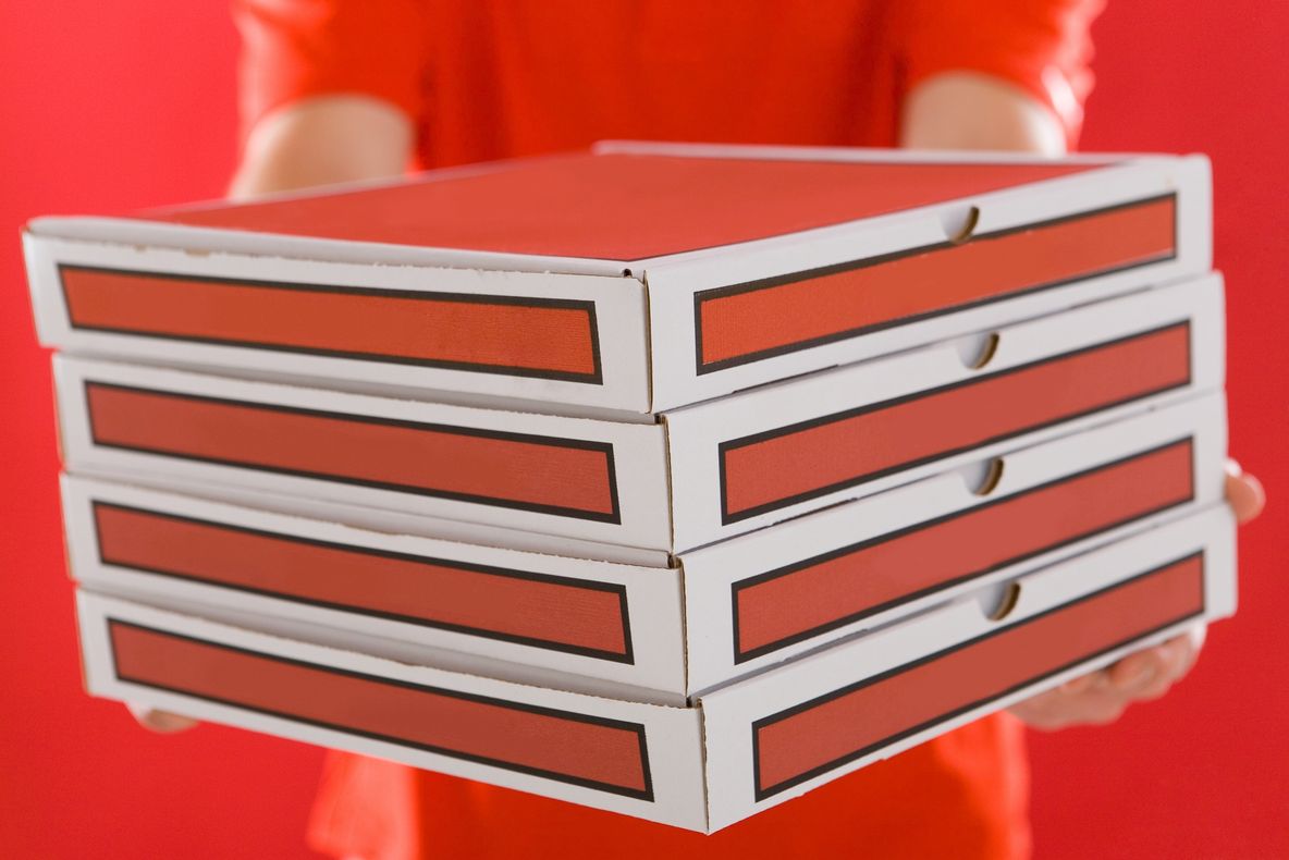 Băiatul cu pizza i-a sunat la interfon, deşi ei nu comandaseră. Când au deschis uşa au PARALIZAT!