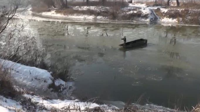 La muncă fără vacanță: viață de luntraș pe Someș