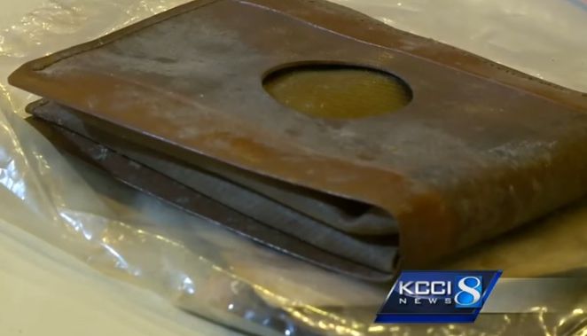 A găsit într-un teatru un portofel vechi de peste 70 de ani. L-a deschis şi a rămas mască