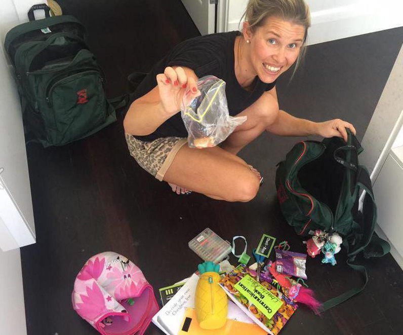 Părinţii au deschis ghiozdanele copiilor lor şi s-au îngrozit de ce au văzut 