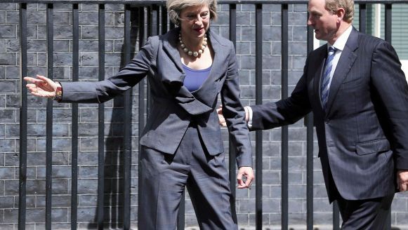 Gravitatea crizei politice din Irlanda de Nord dezbătută aprins în Marea Britanie 