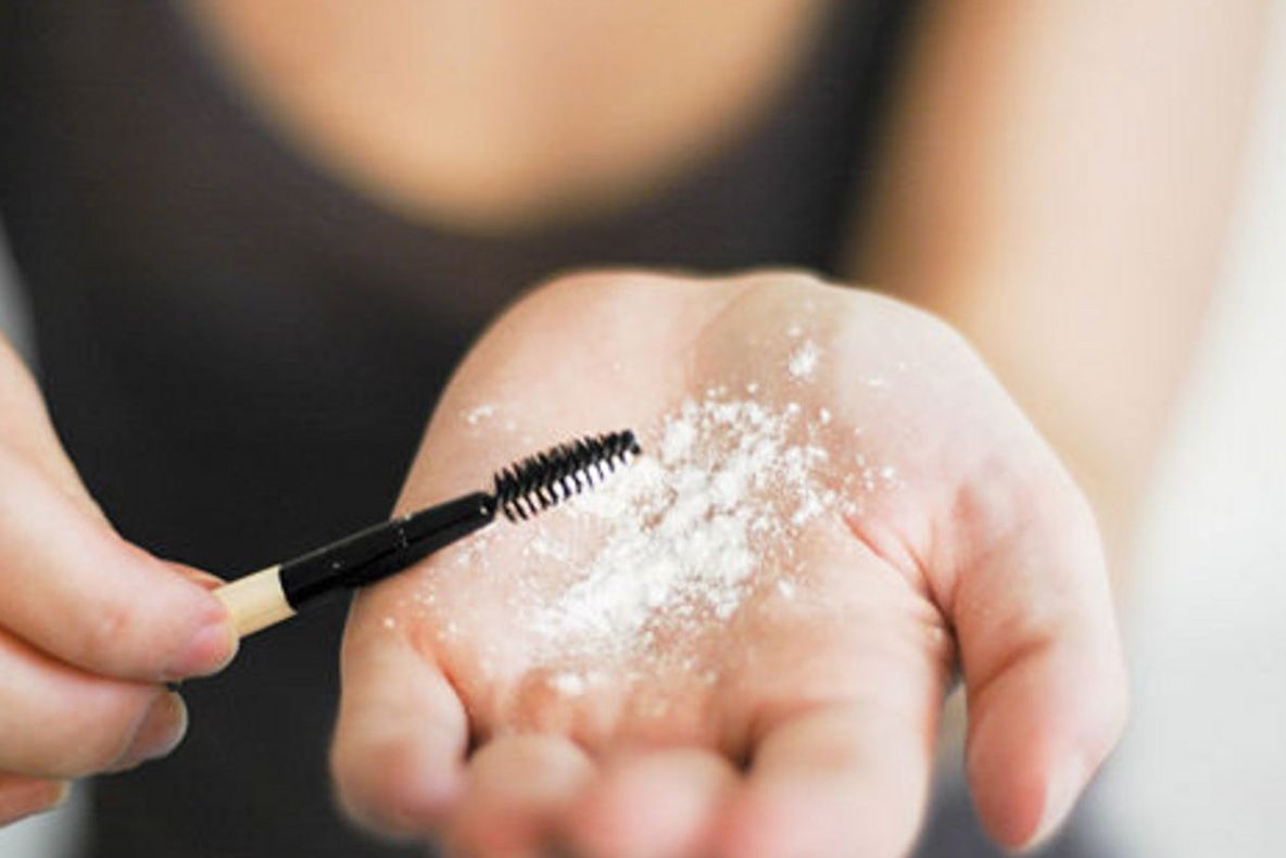 Şi-a aplicat pudră de bebeluşi în timp ce se dădea cu rimel. Ce a obţinut la final 