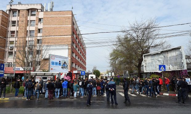 Ce au văzut studenţii din Regie când au coborât în faţa căminelor. Au chemat imediat poliţia